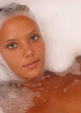 Загорелая россиянка голенькой эротично моется в ванной