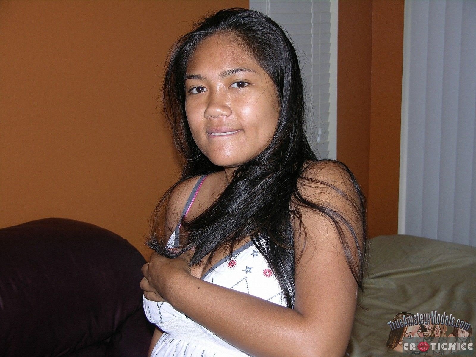 Тайская девушка с огромной жопой сняла трусы на камеру - фото