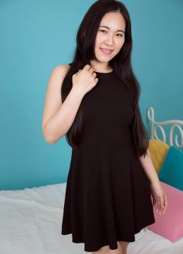 Молоденькая японка в красивом черном платье и стрингах