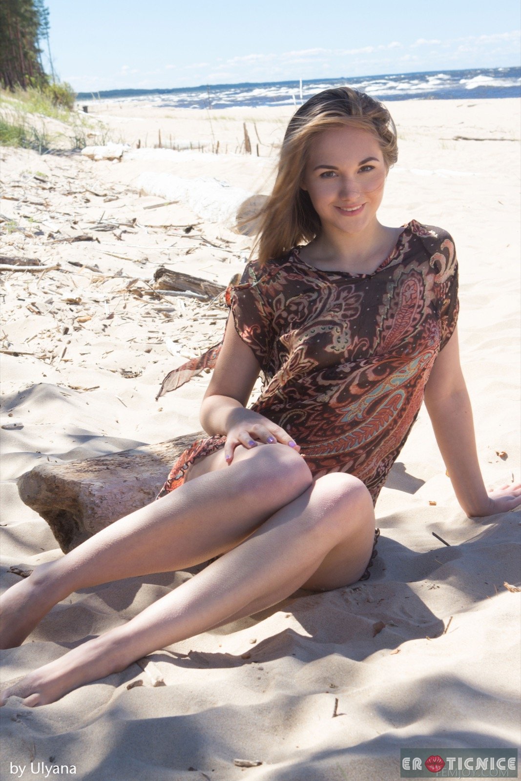 Эротичная девушка без купальника на песчаном пляже - фото