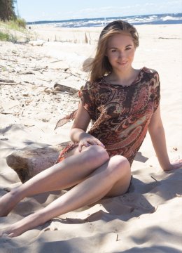 Эротичная девушка без купальника на песчаном пляже